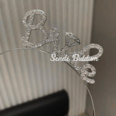 Gümüş Renkli Taşlı “Bride” Gelin Tacı – El Yazısı Yazı Tipiyle Gümüş Renkli Taşlı “Bride” Gelin Tacı – El Yazısı Yazı Tipiyle