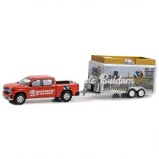 NessiWorld Greenlight 1/64 2023 Chevrolet Silverado and Trailer