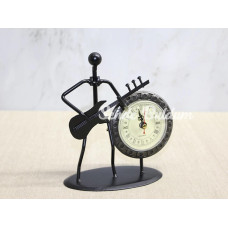 Metal Saatli Gitar Çalan Müzisyen Alk4334