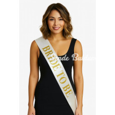 Beyaz Saten Üzerine Kalın Altın Yazılı Bride To Be Kuşağı 10 Cm Genişlik Beyaz Saten Üzerine Kalın Altın Yazılı Bride To Be Kuşağı 10 Cm Genişlik