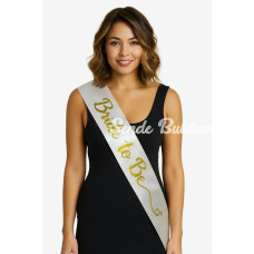 Beyaz Saten Üzerine El Yazısı İtalik Altın Bride To Be Kuşağı 10 Cm Genişlik Beyaz Saten Üzerine El Yazısı İtalik Altın Bride To Be Kuşağı 10 Cm Genişlik